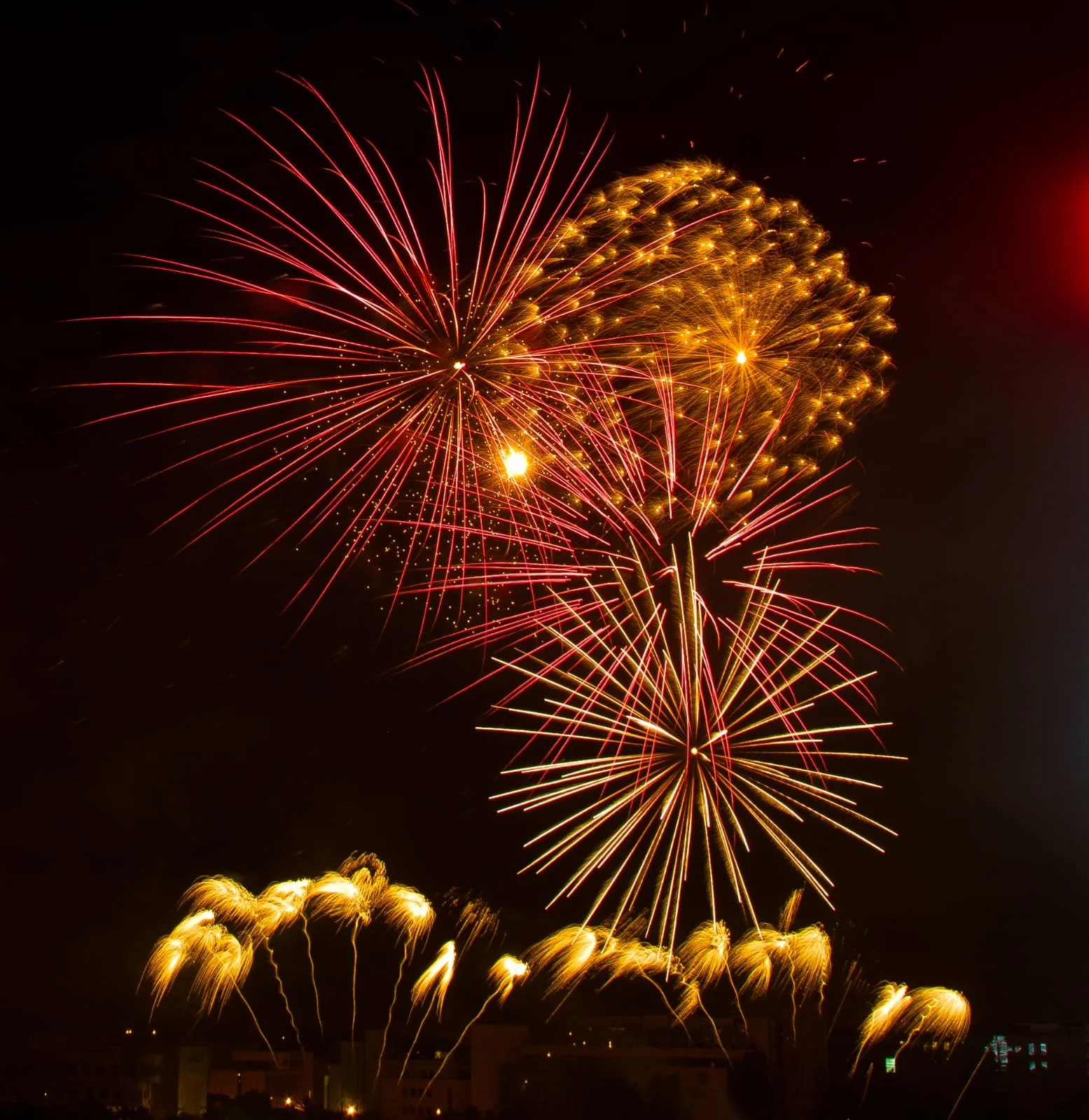 Public assistant à un spectacle de feux d'artifice Pyro Show Morocco
