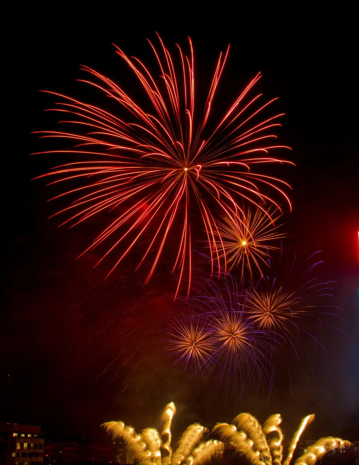 Bouquet final d'un feu d'artifice devant des spectateurs au Maroc