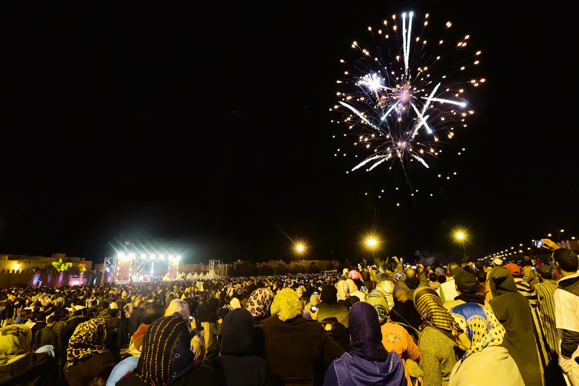 Grande foule assistant à un feu d'artifice lors d'un festival au Maroc