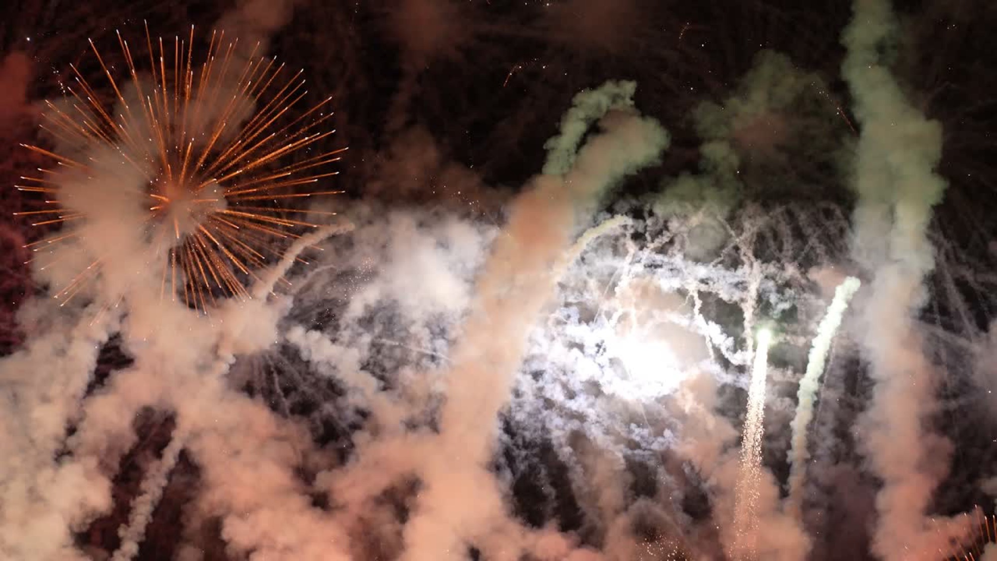Feux d'artifice lors d'un concert ou événement sportif au Maroc