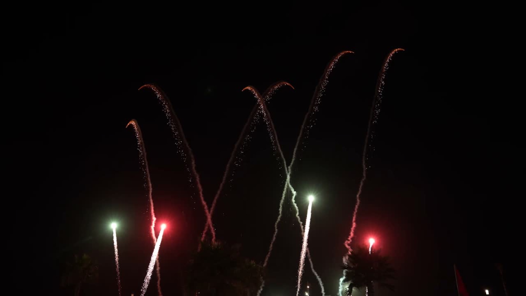 Feux d'artifice au-dessus d'une scène lors d'un événement d'entreprise au Maroc