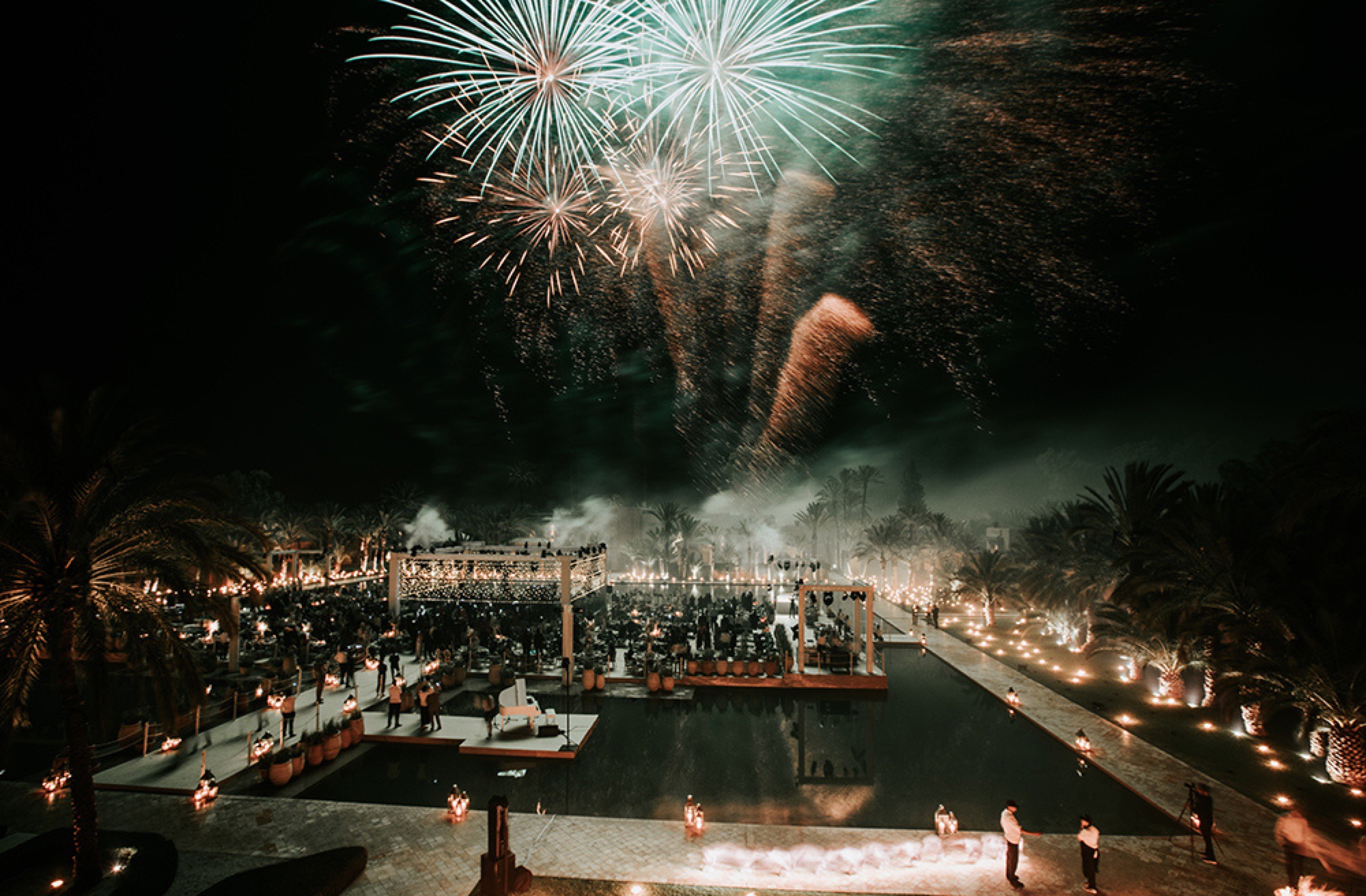 Feu d'artifice au-dessus d'un domaine de mariage de luxe à Marrakech, en noir et blanc