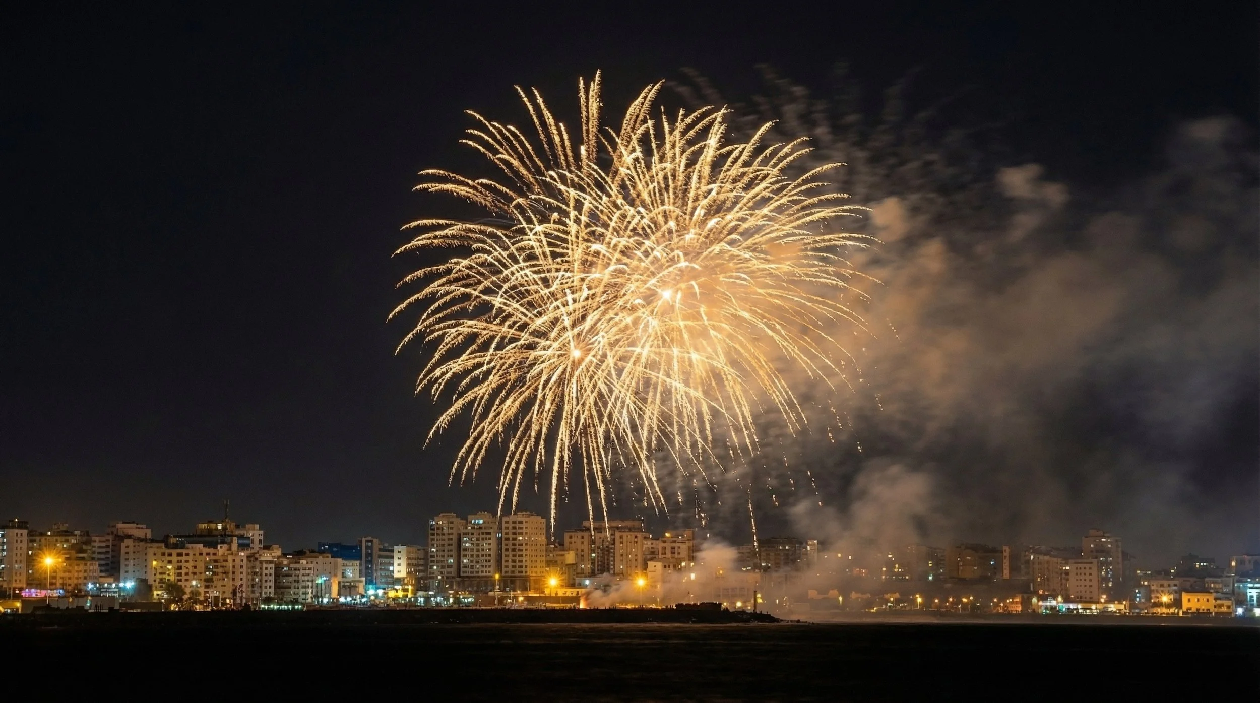 Bouquet final du feu d'artifice de la Fête du Trône sur la corniche de Casablanca