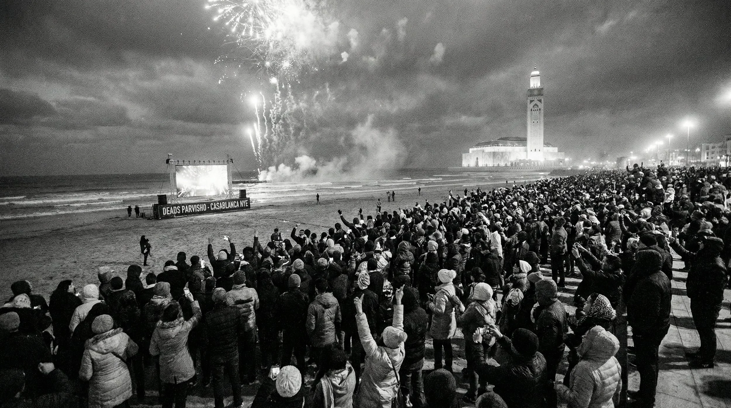 Spectacle pyrotechnique sur la corniche de Casablanca, mosquée Hassan II en arrière-plan