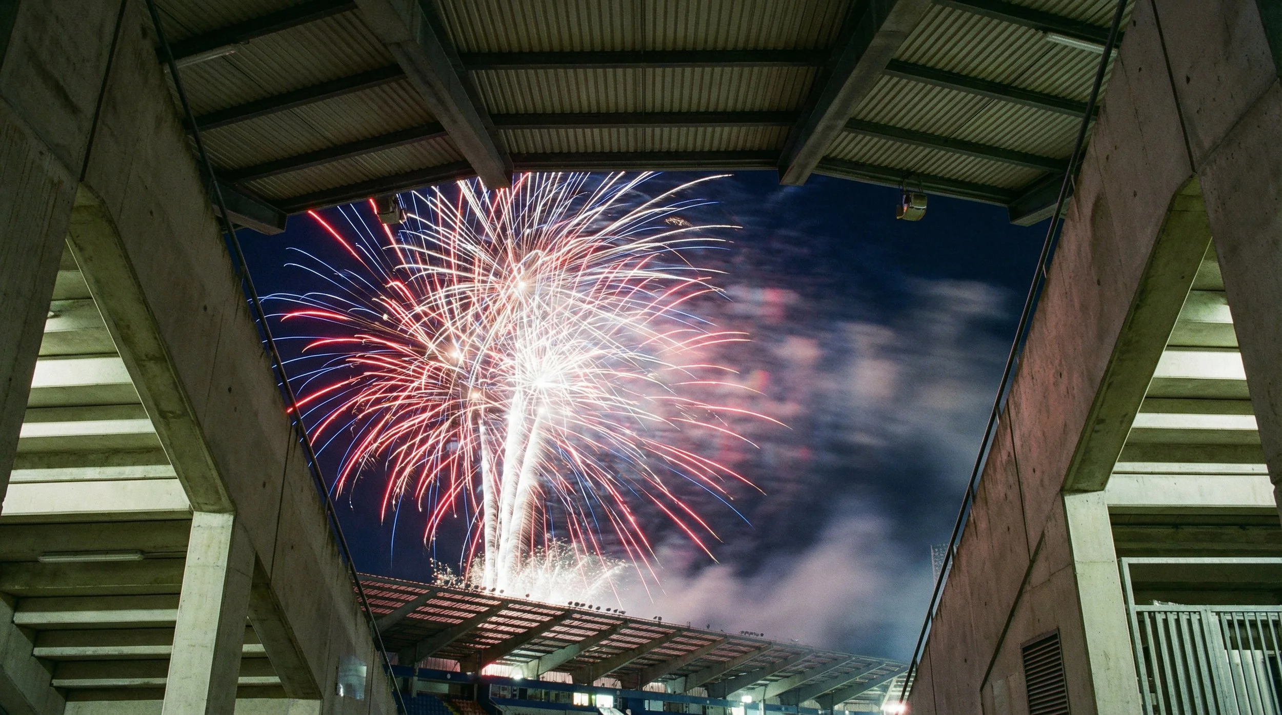 Feux d'artifice au-dessus de l'entrée du Grand Stade de Marrakech pendant le Meeting International Mohammed VI d'Athlétisme