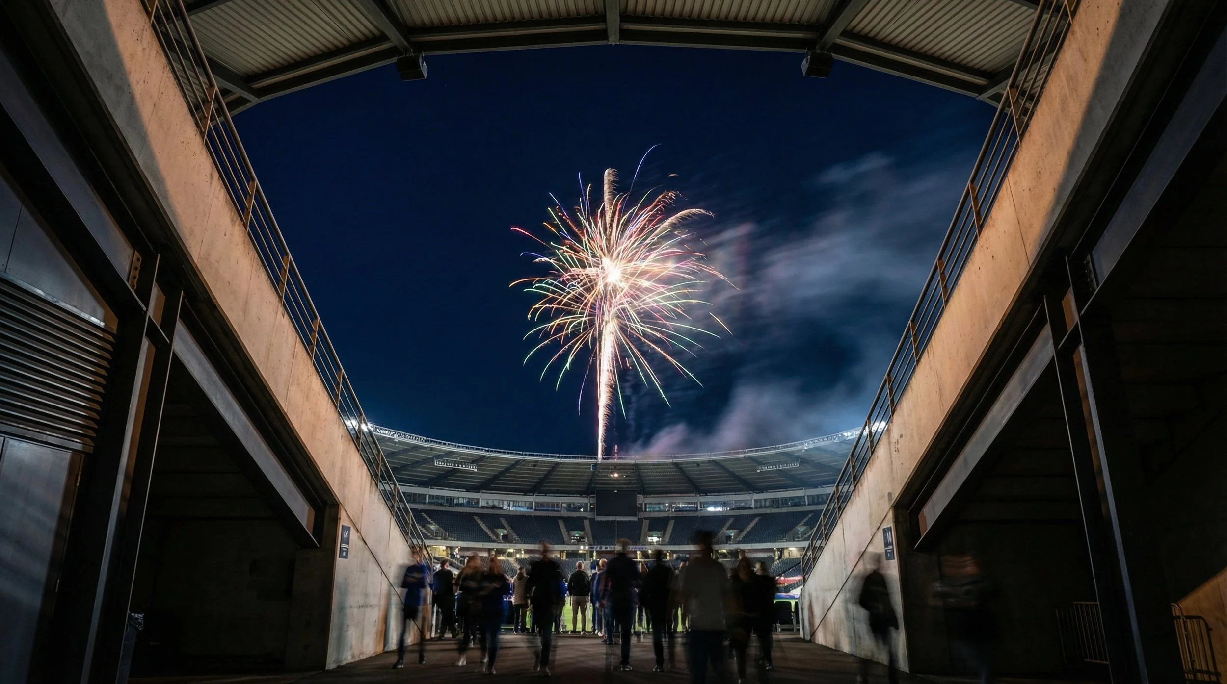 Spectacle pyrotechnique illuminant le ciel du Grand Stade de Marrakech