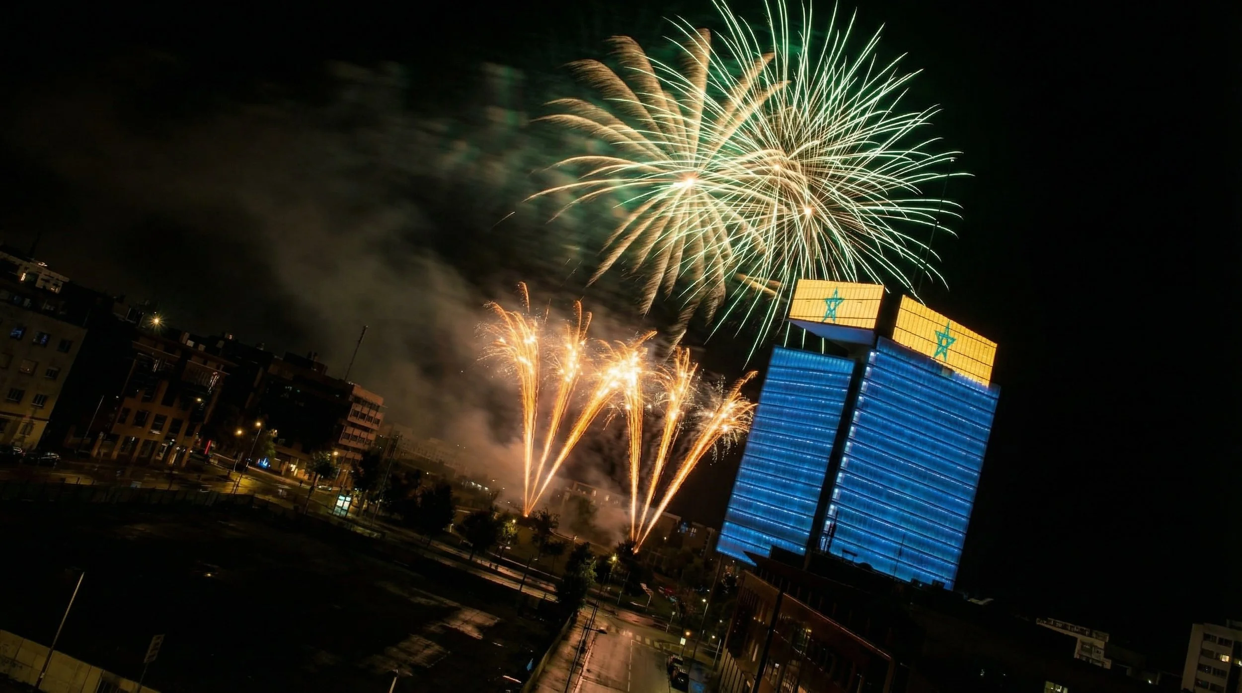 Feu d'artifice en diagonale au-dessus du siège Maroc Telecom, Rabat