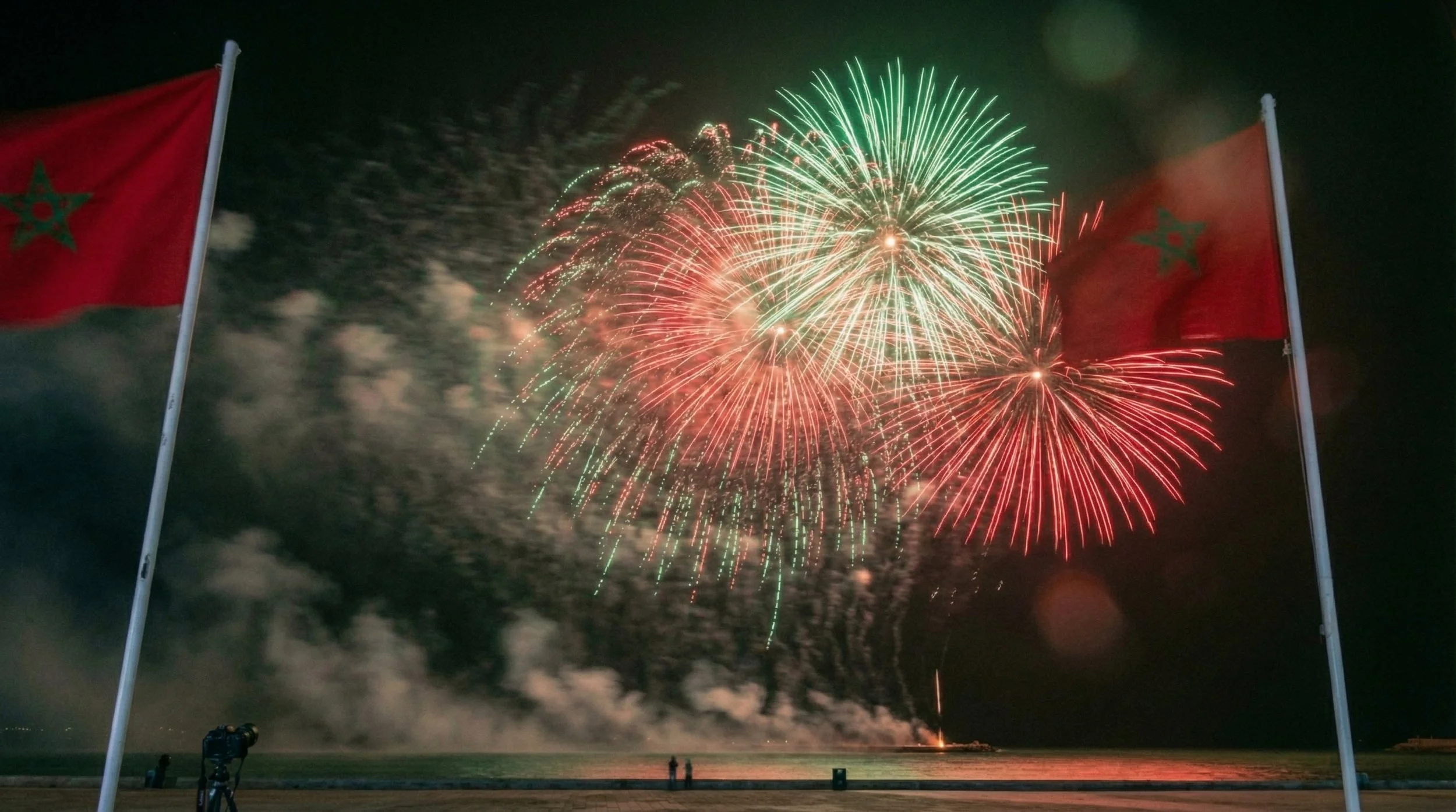 Séquence pyrotechnique vue depuis la rue pendant la commémoration de la Marche Verte à Agadir